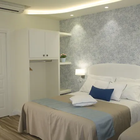 Ines Couette-café Giardini-Naxos