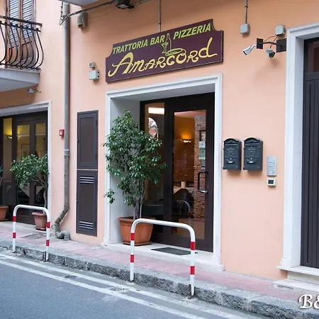 Ines Couette-café Giardini-Naxos