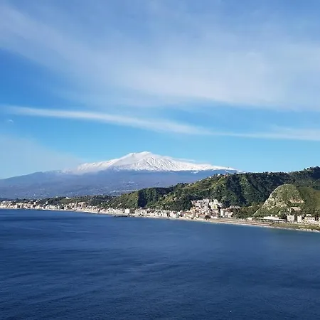 Ines Couette-café Giardini-Naxos